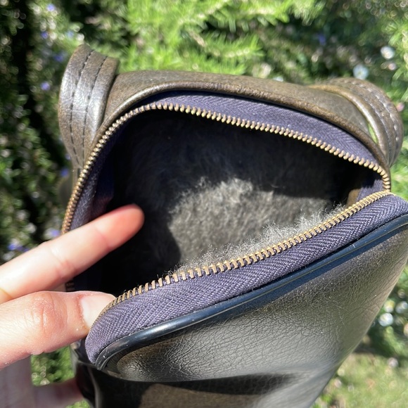 Vintage Camera Bag in Camo Green. Vegan leather with faux fur inside. - Picture 5 of 6